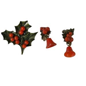 Vintage 60s Brooch Set Christmas  holly berries green red Plastic celluloid 2x2"